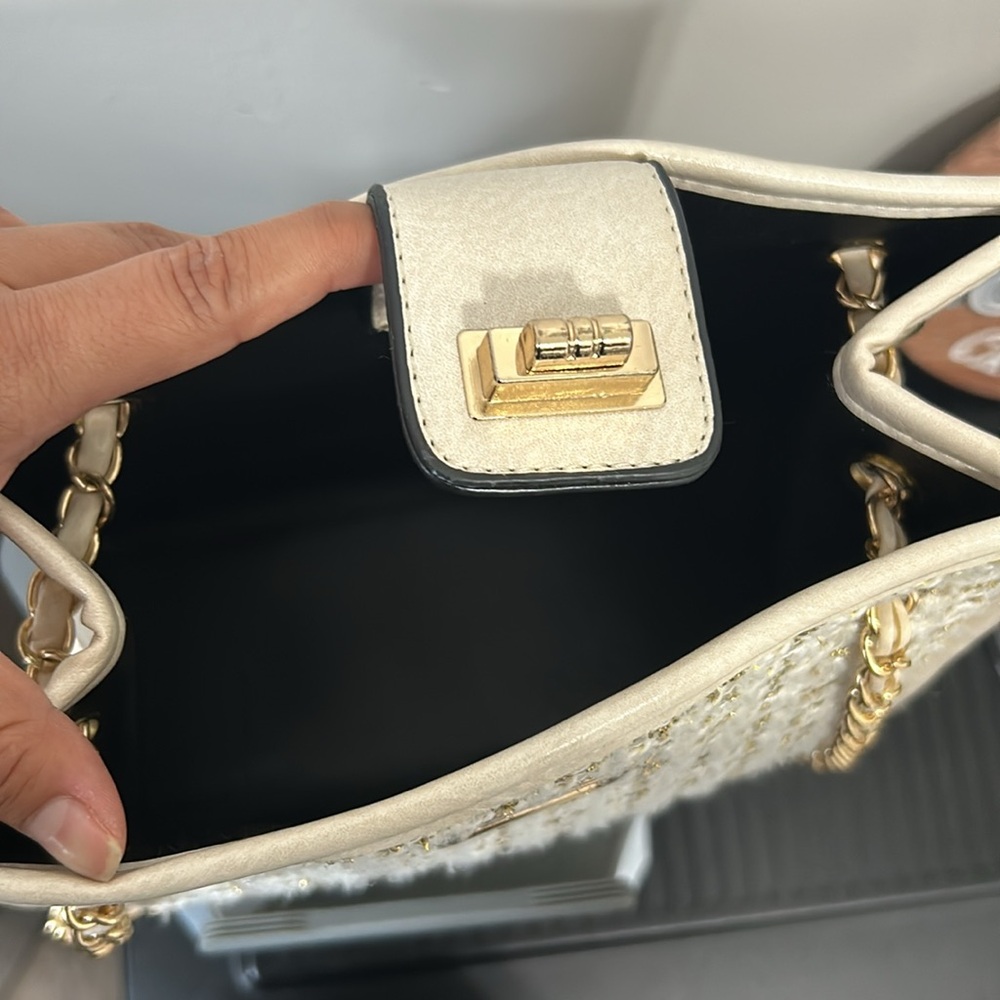 Elegant Cream and Gold Chain Shoulder Bag - Picture 3 of 3